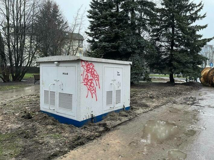 Мэрия через суд добилась сноса электрощита, который испортил вид у сквера на Леонова (фото) - Новости Калининграда | Фото: канал администрации Калининграда / Телеграм