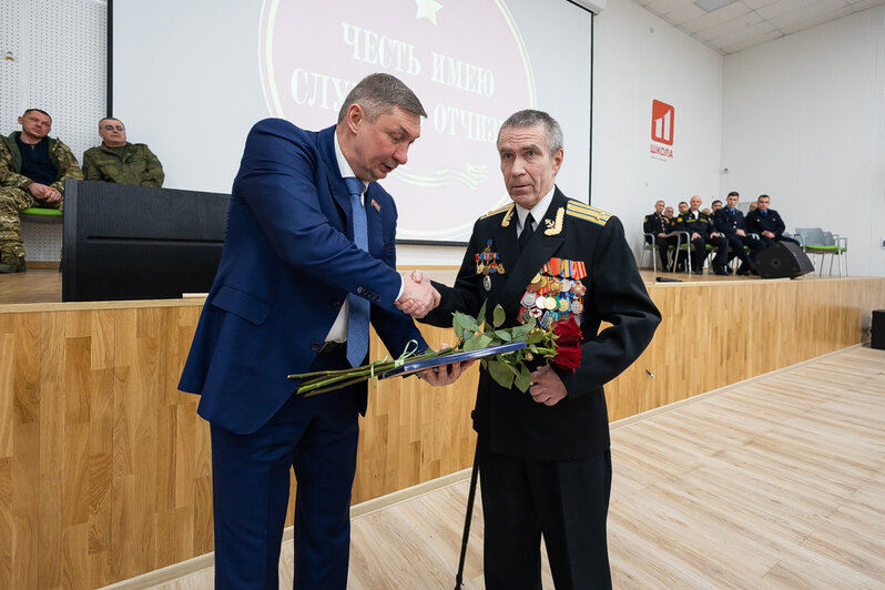 «Честь имею служить Отчизне»: в школе Чкаловска состоялась встреча молодёжи и ветеранов СВО (фоторепортаж) - Новости Калининграда