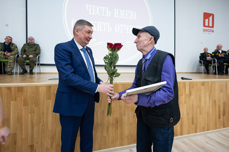 «Честь имею служить Отчизне»: в школе Чкаловска состоялась встреча молодёжи и ветеранов СВО (фоторепортаж) - Новости Калининграда