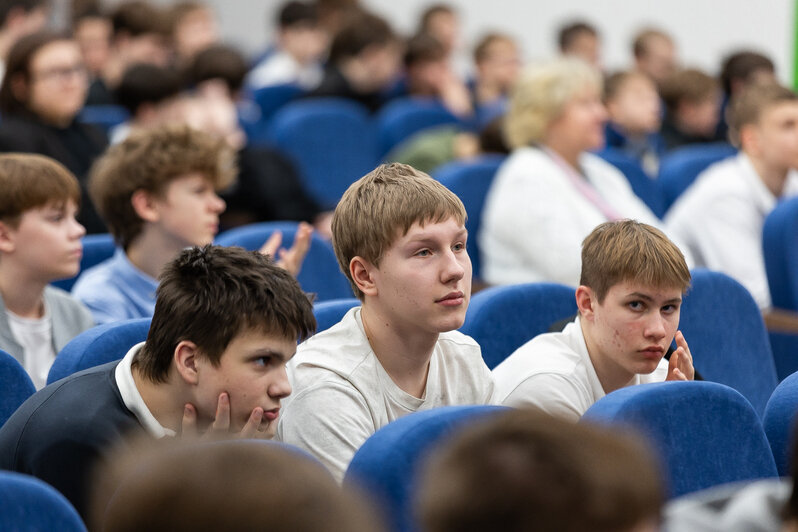 «Честь имею служить Отчизне»: в школе Чкаловска состоялась встреча молодёжи и ветеранов СВО (фоторепортаж) - Новости Калининграда
