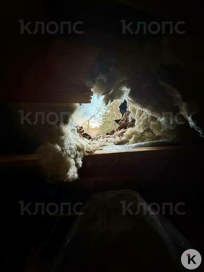 Внутри помещения сквозные дыры  | Фото: предоставила хозяйка дома