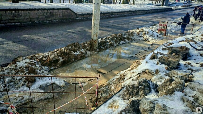 Провал на тротуаре, куда накануне свалились люди | Фото очевидцев