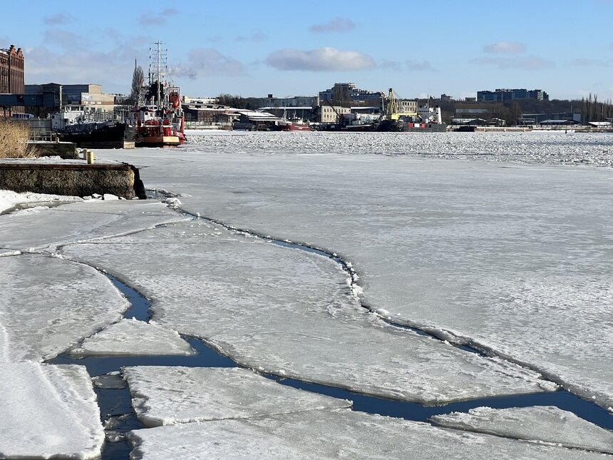 В калининградском порту местами лед начал трескаться | Фото: Оксана Сазонова