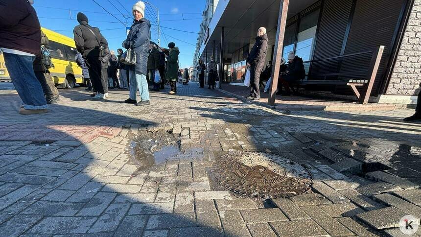 В центре Калининграда земля уходит из-под ног: у остановки опасно просел люк (фото) - Новости Калининграда | Фото: Александр Подгорчук / «Клопс»