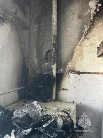 Вспыхнула газовая труба на кухне: подробности пожара в доме на Сергеева - Новости Калининграда | Фото: МЧС региона