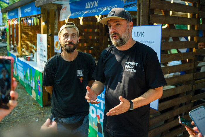 Александр Исаев (справа) и его команда много лет организуют в Калининградской области гастрофестивали | Фото: из архива "СК"