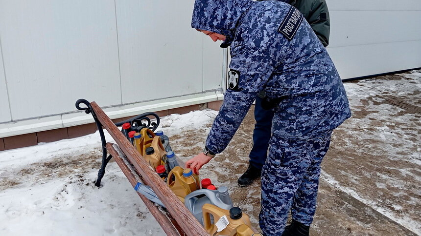 Калининградская таможня передала росгвардейцам 17 канистр конфискованного машинного масла - Новости Калининграда | Фото: отделение по связям с общественностью Калининградской областной таможни