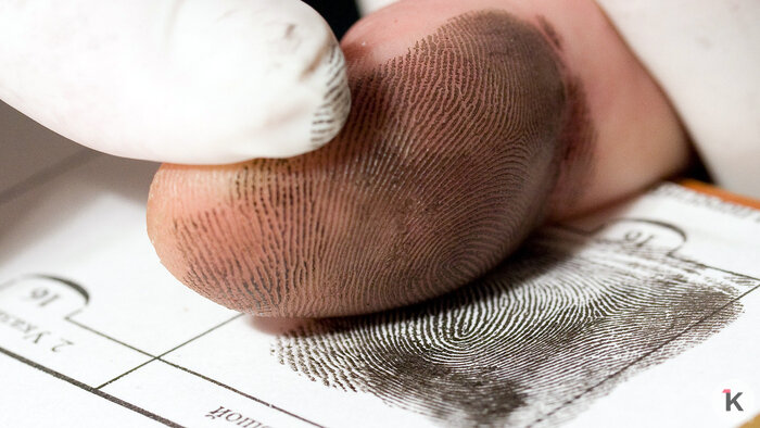 Эксперт проводит дактилоскопирование | Фото: УМВД по Калининградской области 