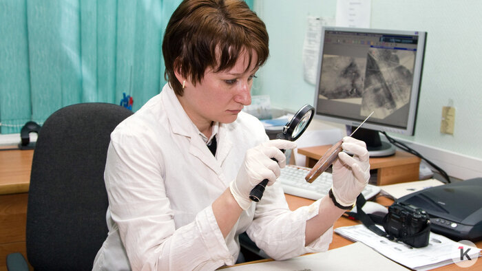 Эксперт-дактилоскопист изучает следы на рукоятке ножа | Фото: УМВД по Калининградской области 