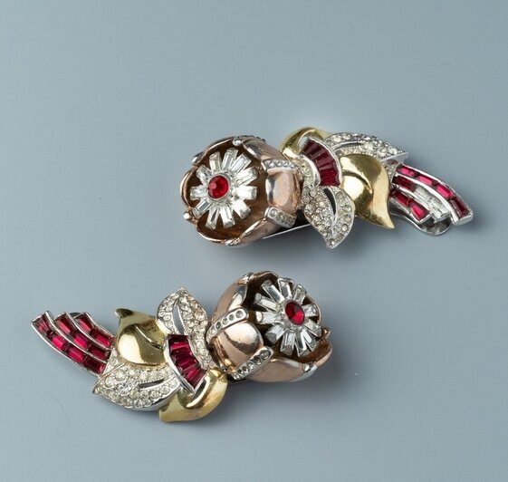 Брошь-дуэт-тремблер «Камелии». «Coro Duette». 1938. США. Металл, стразы; литьё
