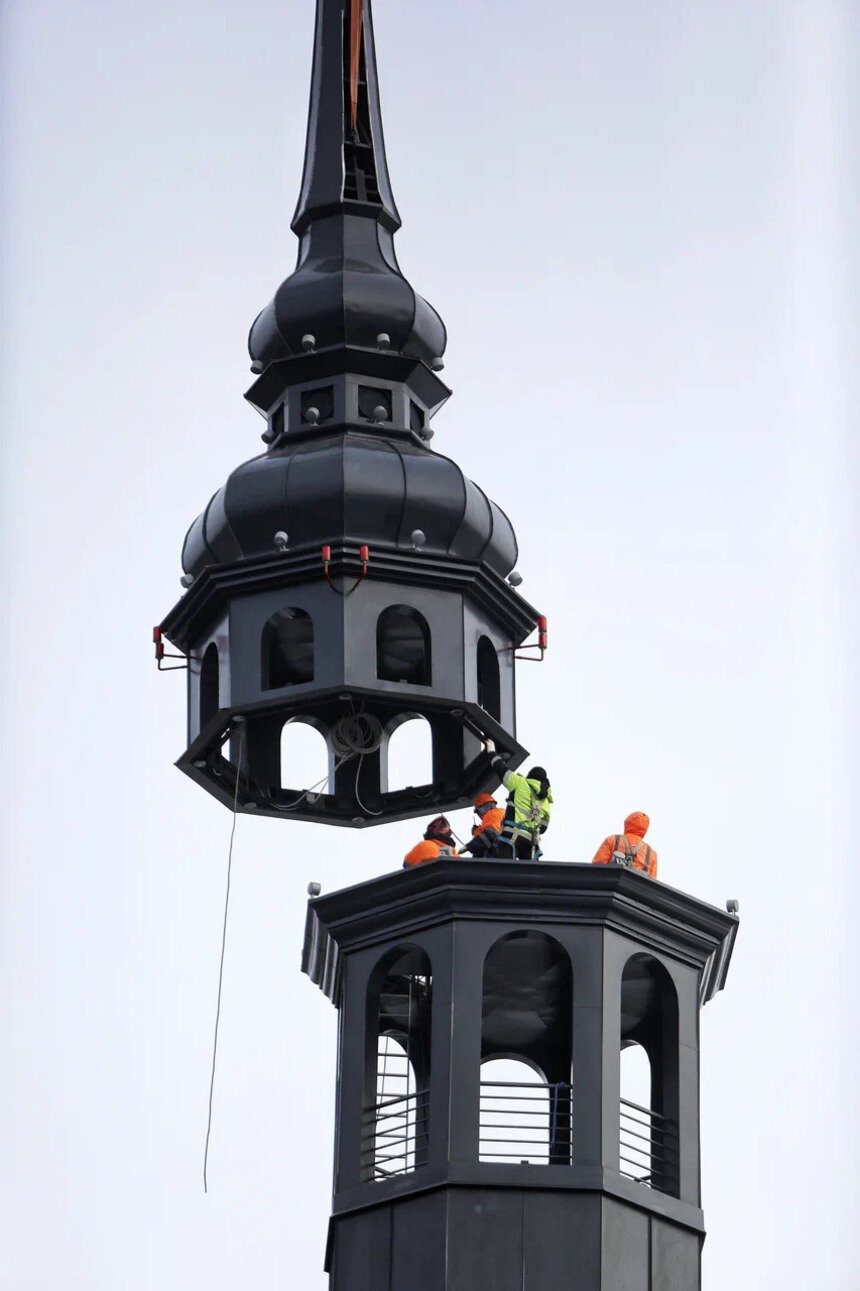 Установка шпиля. | Фото: БФУ им. И. Канта