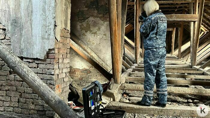 Эксперт осматривает место убийства | Фото: УМВД по Калининградской области 