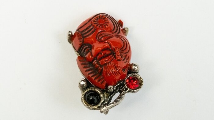 Клипса из комплекта «Красная маска Но». «Selro». 1950-е. США. Металл, пластик, стразы; литьё