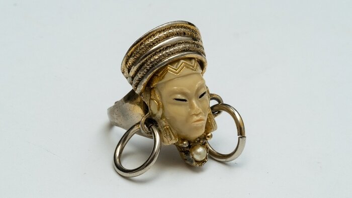 Кольцо из комплекта «Бежевая азиатская принцесса». «Selro». 1950-е. США. Металл, пластик, имитация жемчуга