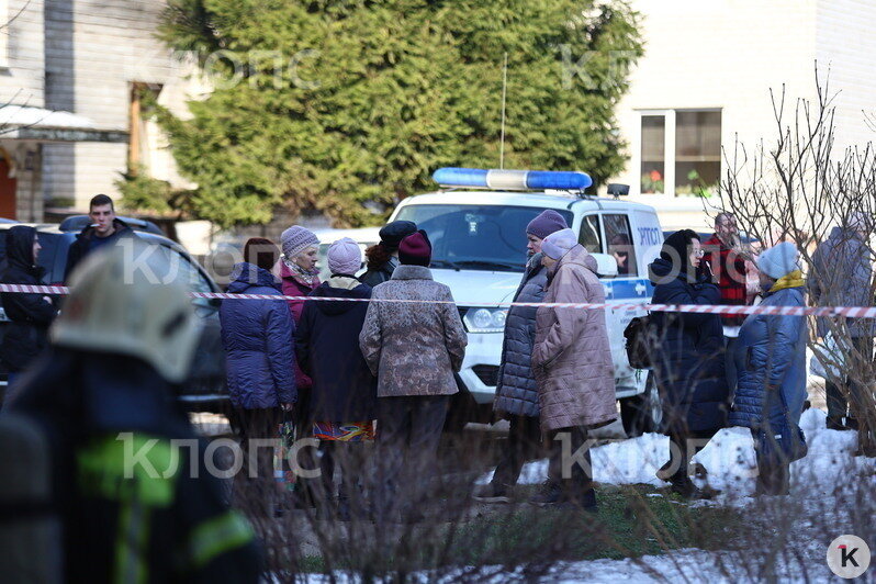 Дом оцепили, на месте работали экстренные службы  | Фото: Александр Подгорчук / «Клопс»