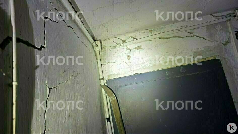 Жильцы показали состояние конструкций, разрушенные стены и пол квартиры на первом этаже | Фото: житель дома Анатолий