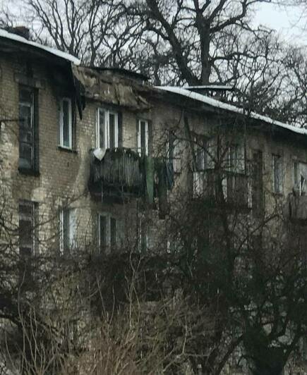 Жильцам дома под Калининградом, с которого рухнул кусок крыши, пришлось самим огородить опасный участок (фото)   - Новости Калининграда | Фото: очевидцы