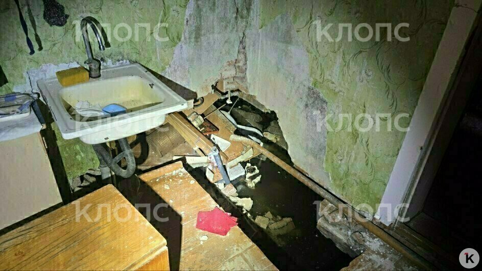 Жильцы показали состояние конструкций, разрушенные стены и пол квартиры на первом этаже | Фото: житель дома Анатолий