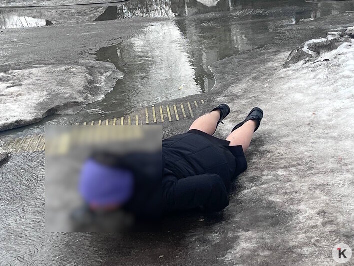 В центре Калининграда из-под асфальта бьёт фонтан, обходившая потоп женщина разбила лицо на гололёде (фото) - Новости Калининграда | Фото: «Клопс»