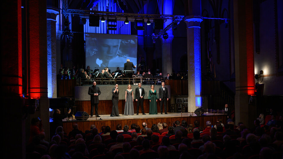 Зал поднялся в едином порыве: в Калининградской филармонии состоялся концерт «Защитникам Отечества посвящается»   - Новости Калининграда | Фото: Амирхан Сулейманов / Калининградская филармония