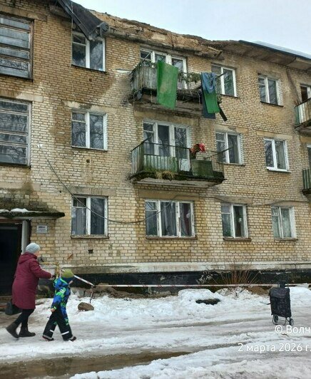 Жильцам дома под Калининградом, с которого рухнул кусок крыши, пришлось самим огородить опасный участок (фото)   - Новости Калининграда | Фото: очевидцы