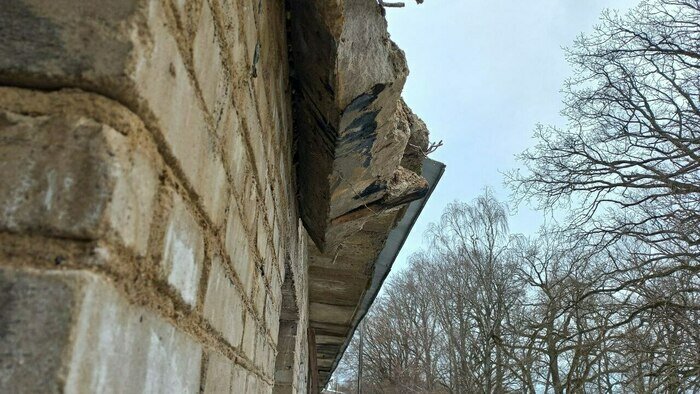 Жильцам дома под Калининградом, с которого рухнул кусок крыши, пришлось самим огородить опасный участок (фото)   - Новости Калининграда | Фото: Евгений