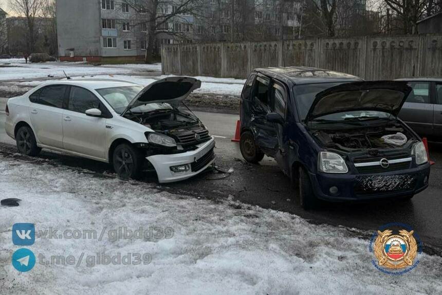 На Муромской «каблучок» столкнулся с легковушкой, двух человек увезли в больницу - Новости Калининграда | Фото: канал Госавтоинспекции Калининградской области / Телеграм