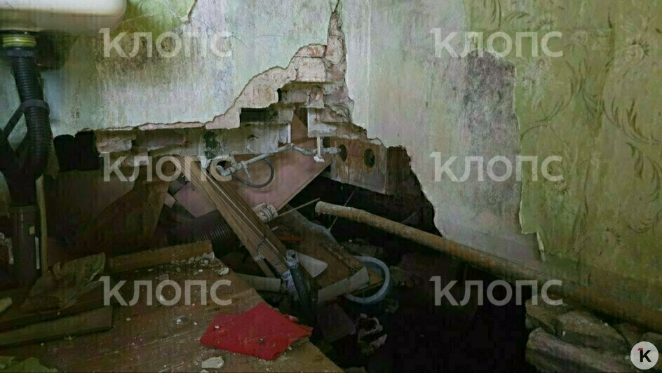 Жильцы показали состояние конструкций, разрушенные стены и пол квартиры на первом этаже | Фото: житель дома Анатолий