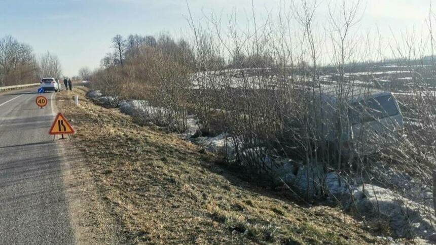 В Озёрском районе внедорожник обгонял микроавтобус и вытолкнул его с дороги в поле - Новости Калининграда | Фото: Госавтоинспекция Калининградской области