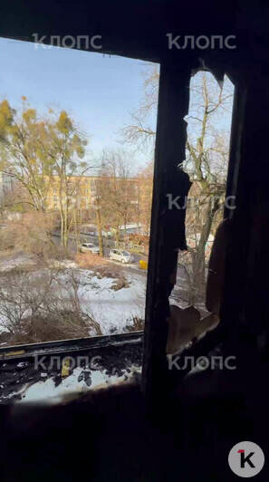 В квартире разбиты окна и испорчен балкон, выгорели две комнаты | Скриншот видеозаписи