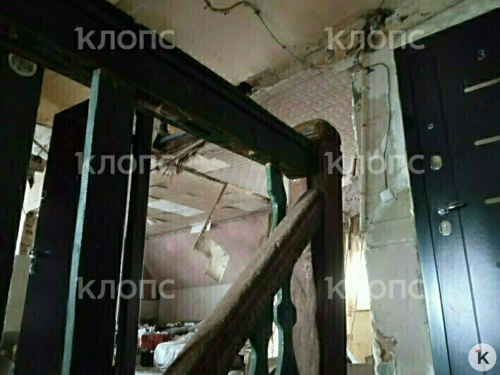 Перекрытия и стены могут в любой момент рухнуть | Фото: житель дома Сергей 