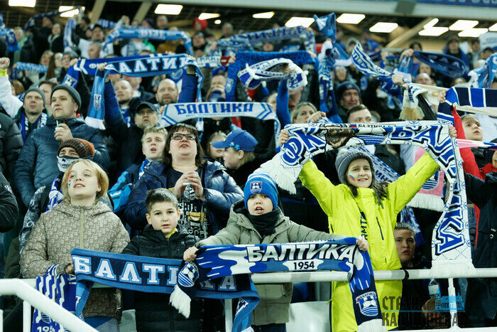 На стадионе 22 тысячи болельщиков.