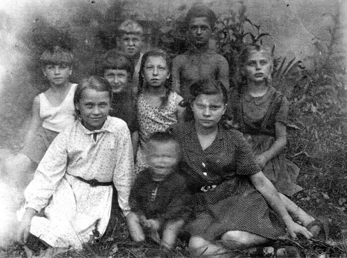 Дети первых советских переселенцев в Советске. Маленькая Марина — внизу в центре. Ребёнок пошевелился в тот самый момент, когда вылетела птичка | Фото: личный архив героини публикации