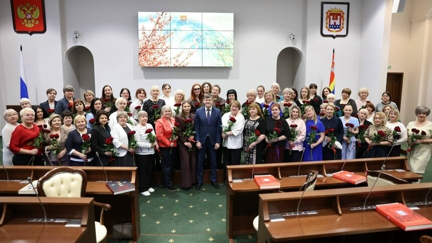 Андрей Кропоткин поздравил сотрудников школ и детских садов с 8 Марта   - Новости Калининграда | Фото: пресс-служба регионального парламента