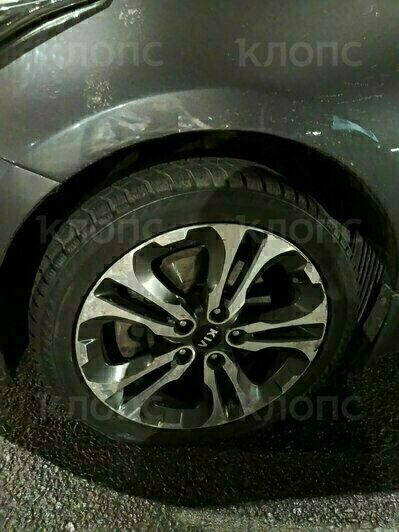 На одной из крупных улиц Калининграда сразу пять машин пробили колёса, угодив в «оттаявшую» после зимы яму (фото) - Новости Калининграда | Фото читателя