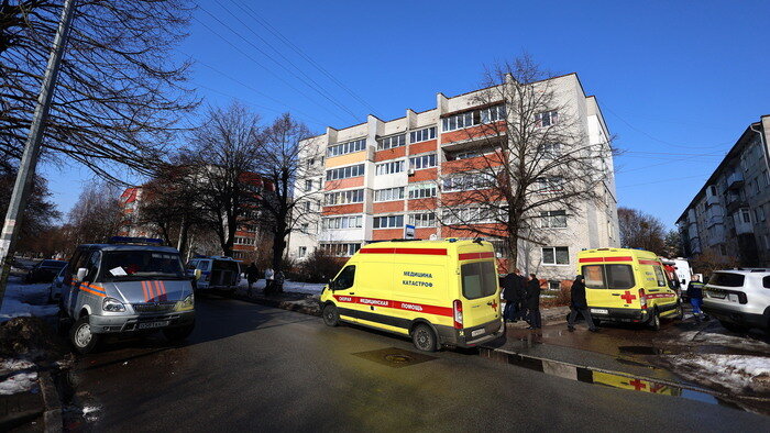 На месте взрыва работают экстренные службы, дежурят скорые  | Фото: Александр Подгорчук / архив «Клопс»