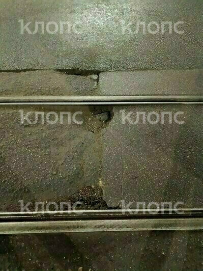 На одной из крупных улиц Калининграда сразу пять машин пробили колёса, угодив в «оттаявшую» после зимы яму (фото) - Новости Калининграда | Фото читателя