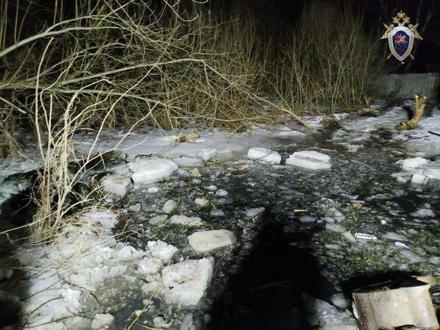 В эту яму упал экскаватор. | Фото:  СУ СК России по Калининградской области