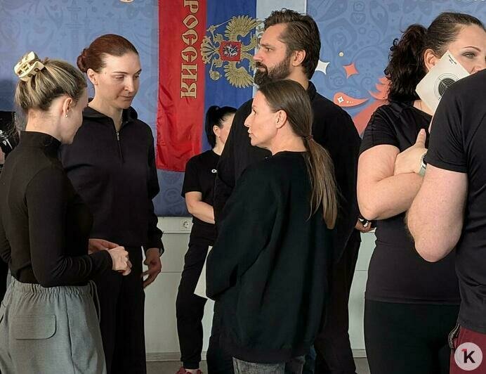 Команда акробатов и гимнастов сразу выделяется своей спортивной собранностью | Фото: «Клопс»