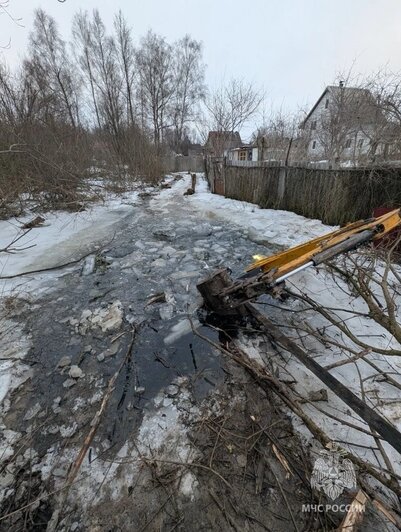 Спасатели подняли тело машиниста экскаватора, упавшего в яму с водой под Калининградом (фото, видео) - Новости Калининграда | Фото: группа МЧС России по Калининградской области / «ВКонтакте»