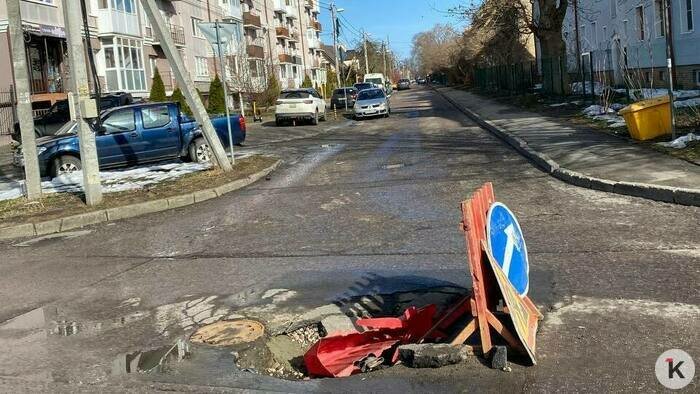 На одной из крупных улиц Калининграда сразу пять машин пробили колёса, угодив в «оттаявшую» после зимы яму (фото) - Новости Калининграда | Фото читателя