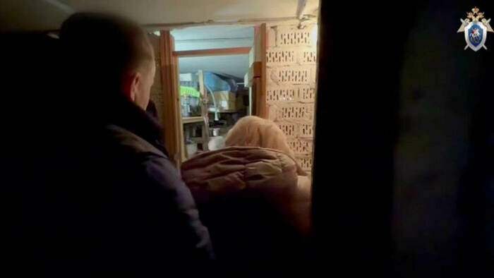 Следственные действия в том самом подвале, где произошёл взрыв  | Скриншот видеозаписи СУ СК России по Калининградской области 