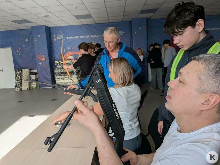 Владимир Рыбанин и его коллеги и воспитанники весь день помогали спортсменам | Фото: «Клопс»