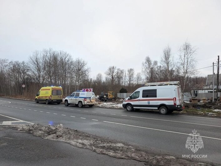 Спасатели подняли тело машиниста экскаватора, упавшего в яму с водой под Калининградом (фото, видео) - Новости Калининграда | Фото: группа МЧС России по Калининградской области / «ВКонтакте»