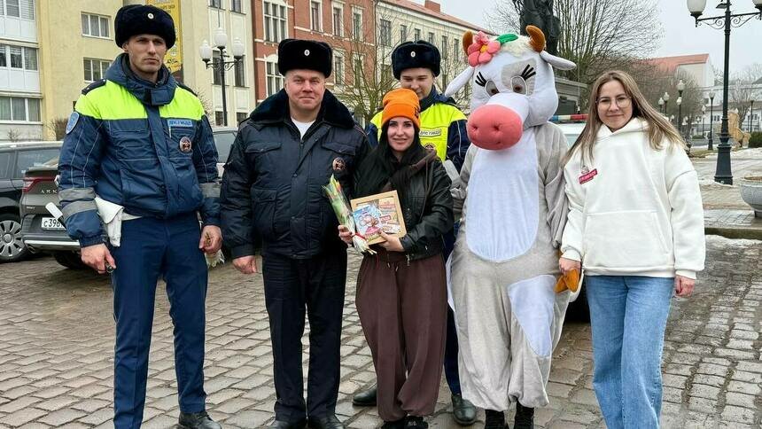 Цветы вместо штрафов: ГИБДД и ТМ «Нежинская» устроили автоледи Калининградской области весенний сюрприз - Новости Калининграда
