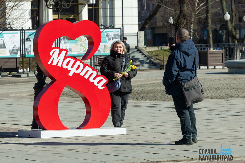 8 Марта уже с нами: город полон цветов и улыбок 