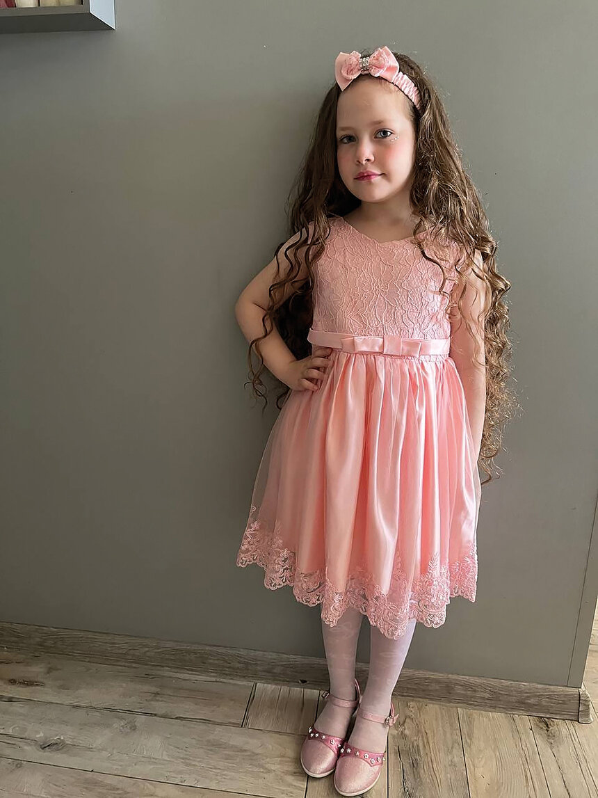 Украшение Ирины - длинные волосы, каждое утро мама заплетает ей косу. | Фото: архив героини публикации