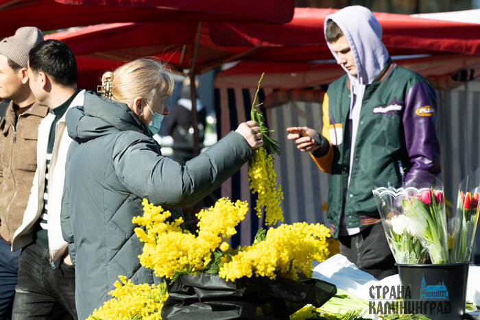 8 Марта уже с нами: город полон цветов и улыбок 