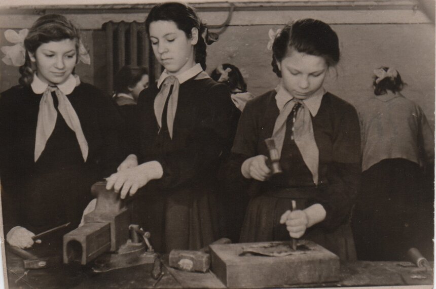  Пионерки на уроке труда, Марина — крайняя справа | Фото: личный архив героини публикации