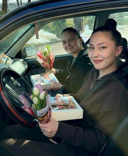 Цветы вместо штрафов: ГИБДД и ТМ «Нежинская» устроили автоледи Калининградской области весенний сюрприз - Новости Калининграда